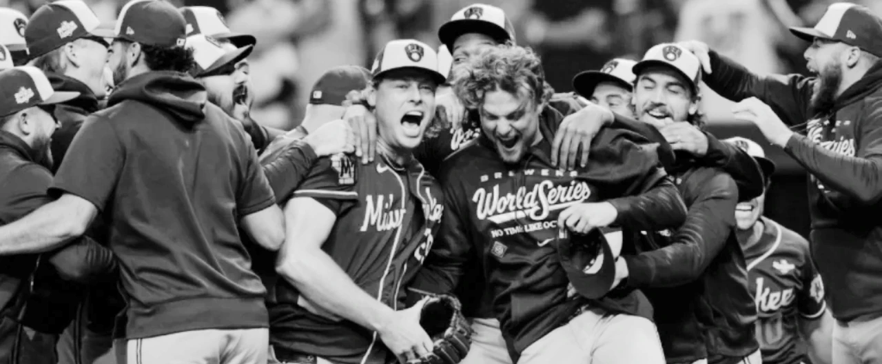 Jugadores de béisbol con uniforme celebran en el montículo tras el último out de un partido