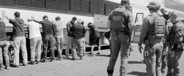 Imagen de portada sobre la nueva meta de 3,000 arrestos diarios de ICE y el plan de deportar migrantes en barco