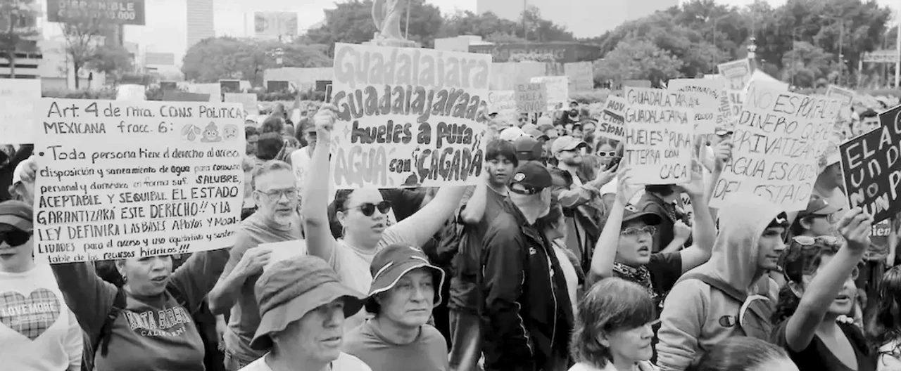 Agua turbia en Guadalajara y gas contra la marcha que reclamó agua limpia frente a Casa Jalisco