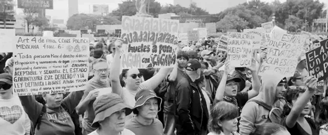 Agua turbia en Guadalajara y gas contra la marcha que reclamó agua limpia frente a Casa Jalisco