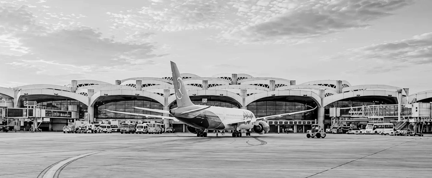 Cierre prolongado del aeropuerto de Riad tras un ataque hutí que dejó al menos 12 muertos