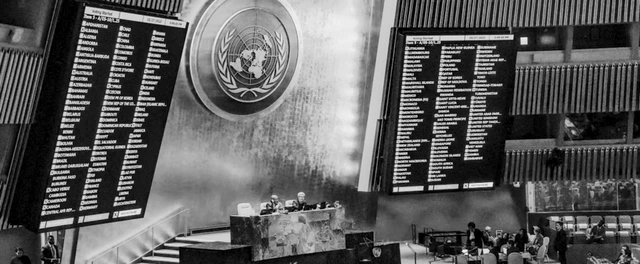Pantalla electrónica de votación de la Asamblea General de la ONU con el resultado de una resolución