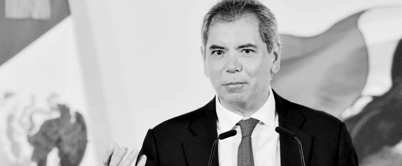 El secretario de Hacienda, Édgar Amador Zamora, habla desde un atril ante un fondo institucional