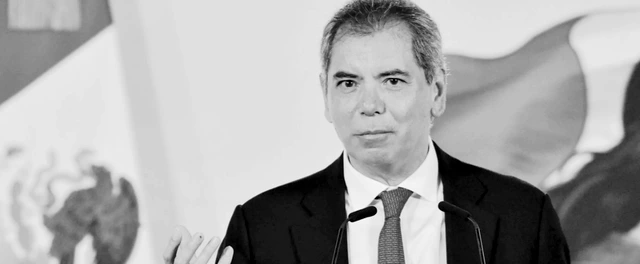 El secretario de Hacienda, Édgar Amador Zamora, habla desde un atril ante un fondo institucional